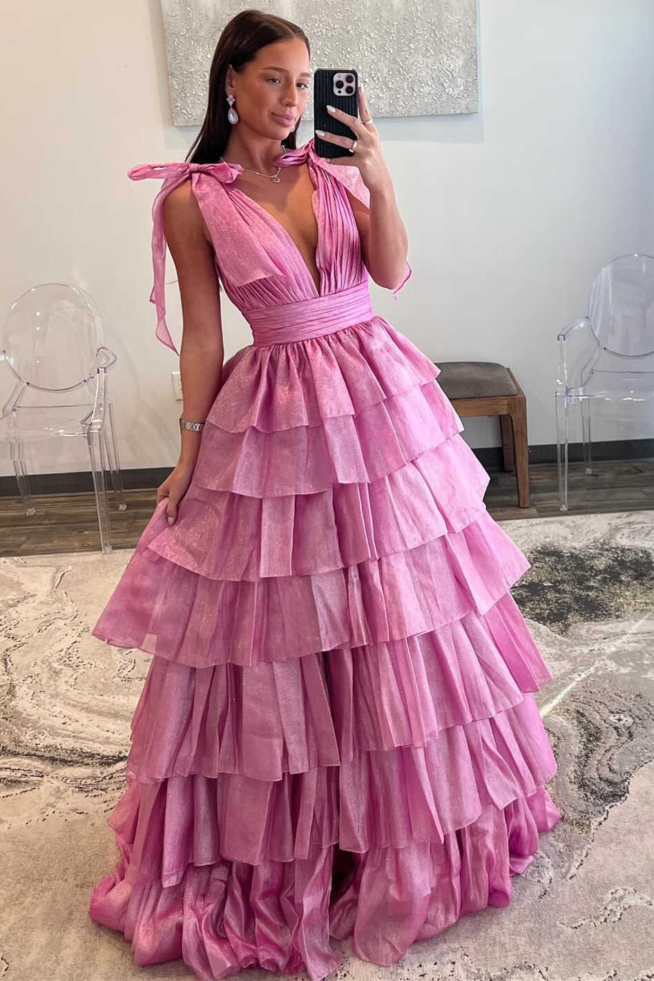 Vestido de Fiesta Largo de Organdí Escalonado Rosa con Cuello de Pico y Estilo Hada