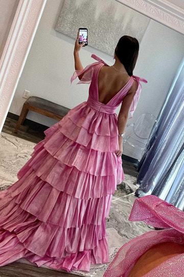 Vestido de Fiesta Largo de Organdí Escalonado Rosa con Cuello de Pico y Estilo Hada