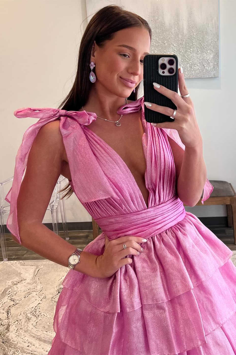 Vestido de Fiesta Largo de Organdí Escalonado Rosa con Cuello de Pico y Estilo Hada