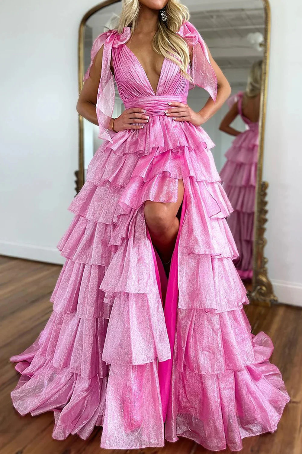 Vestido de Fiesta Largo de Organdí Escalonado Rosa con Cuello de Pico y Estilo Hada