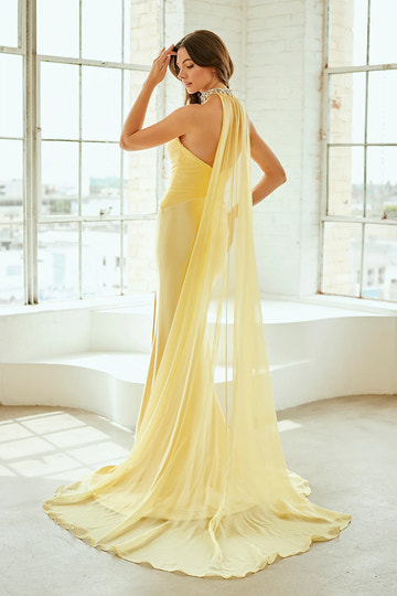 Vestido largo de fiesta de satén estilo sirena con capa halter, abalorios y gargantilla con joyas