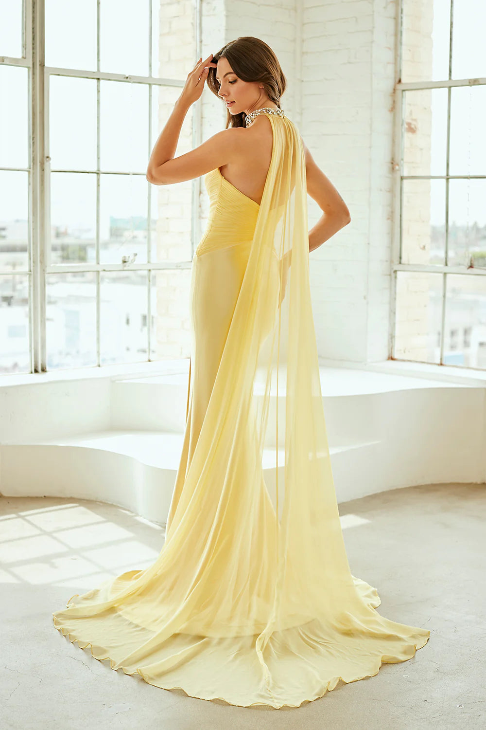 Vestido largo de fiesta de satén estilo sirena con capa halter, abalorios y gargantilla con joyas