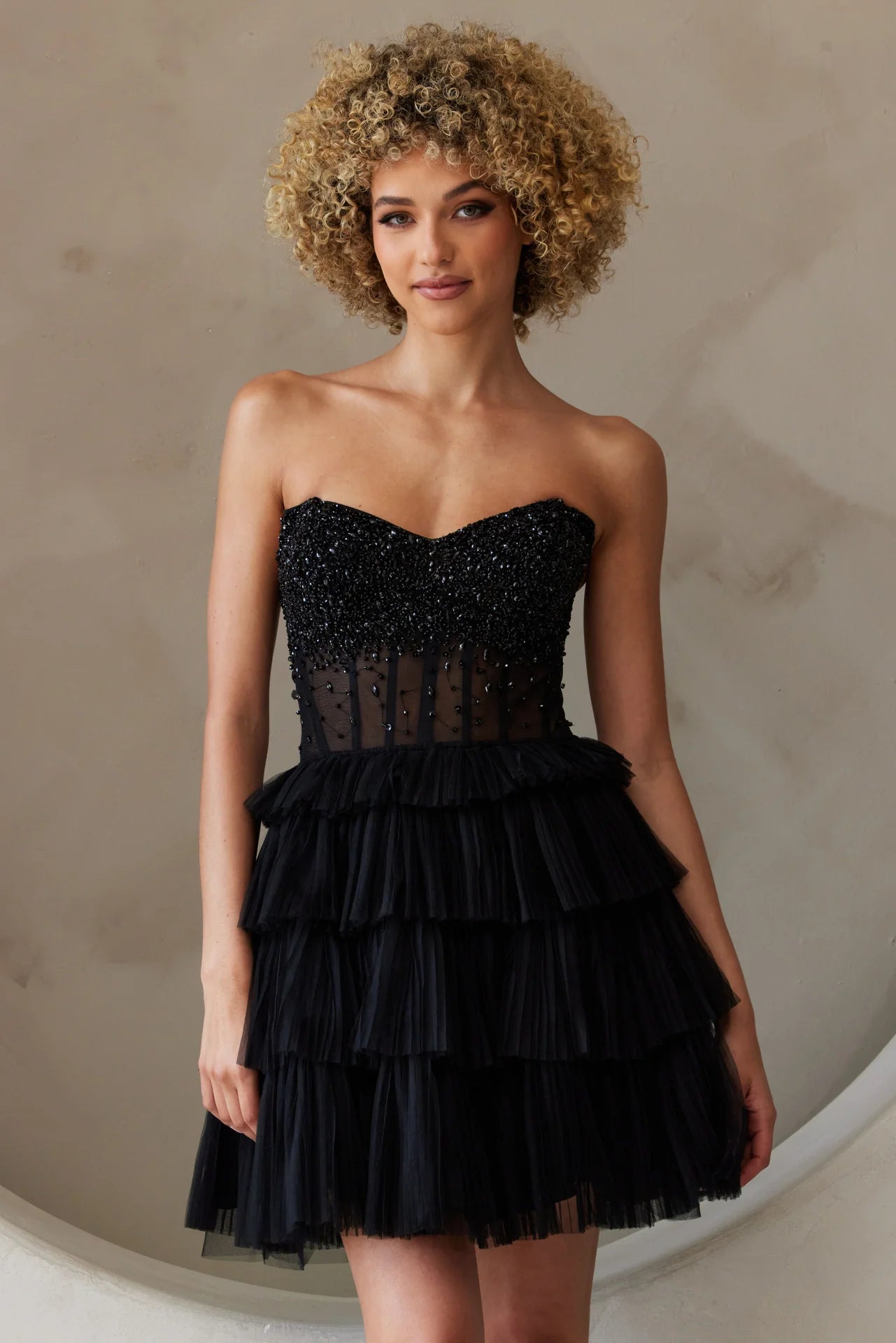 Vestido mini de fiesta de tul con volantes, sin tirantes, con pedrería y silueta A para regreso a casa