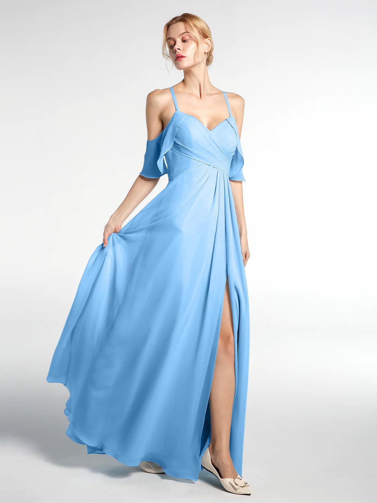 Vestido maxi de chifón para dama de honor con escote corazón, hombros descubiertos, volantes y abertura