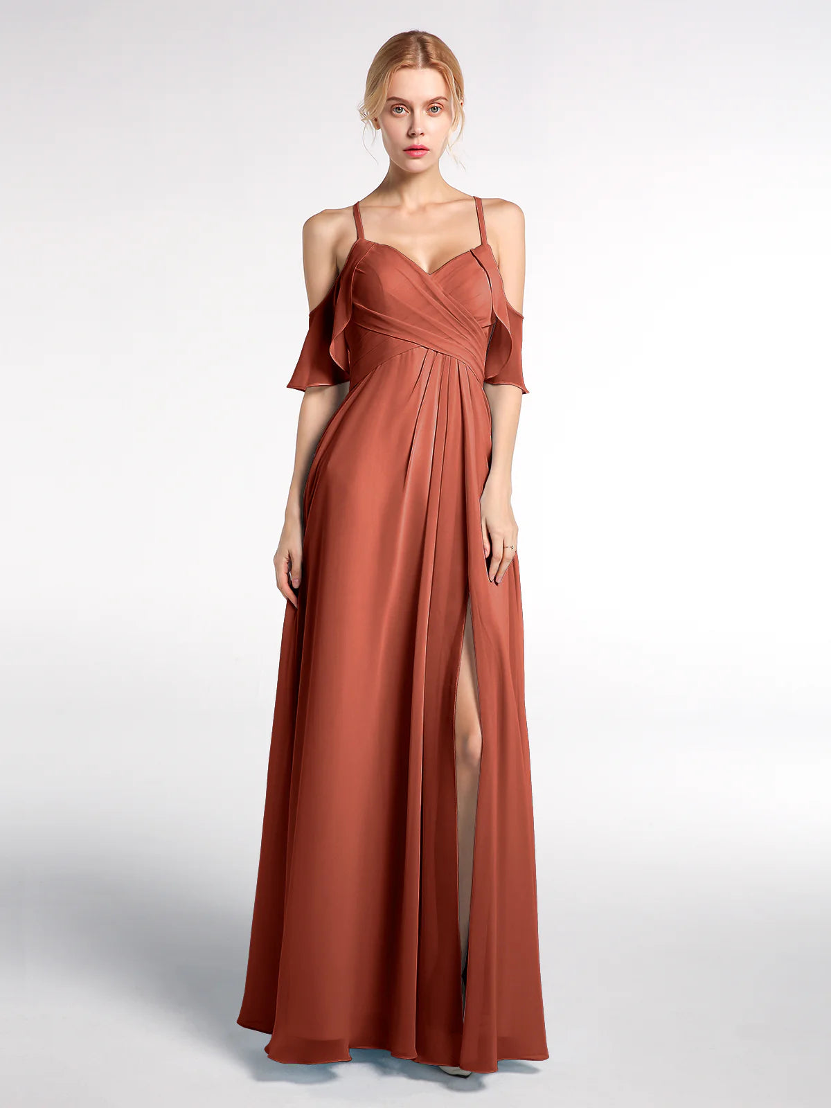 Vestido maxi de chifón para dama de honor con escote corazón, hombros descubiertos, volantes y abertura