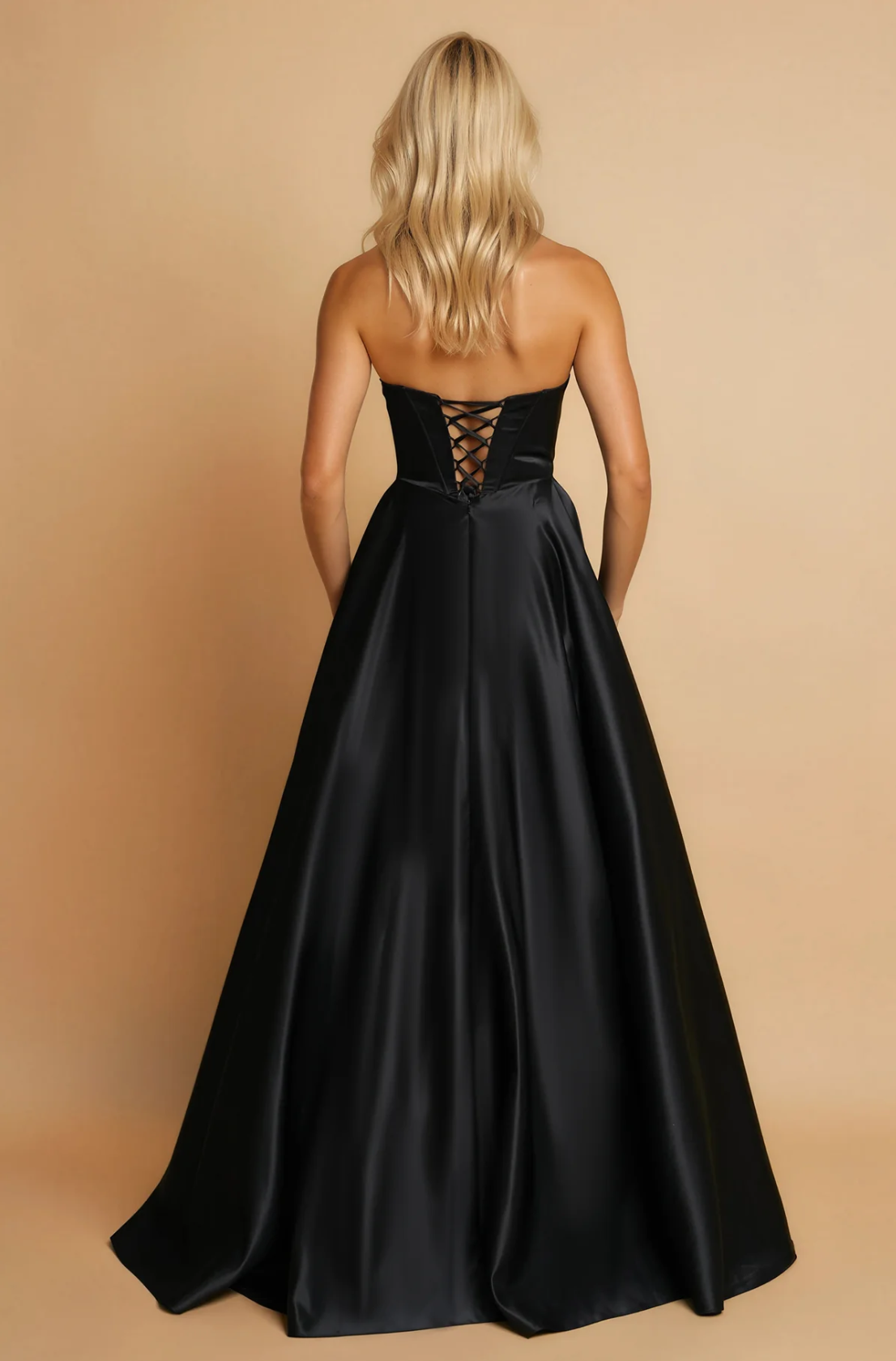 Elegante vestido de fiesta largo de raso con escote corazón, sin tirantes y con cordones en la espalda, tipo corsé