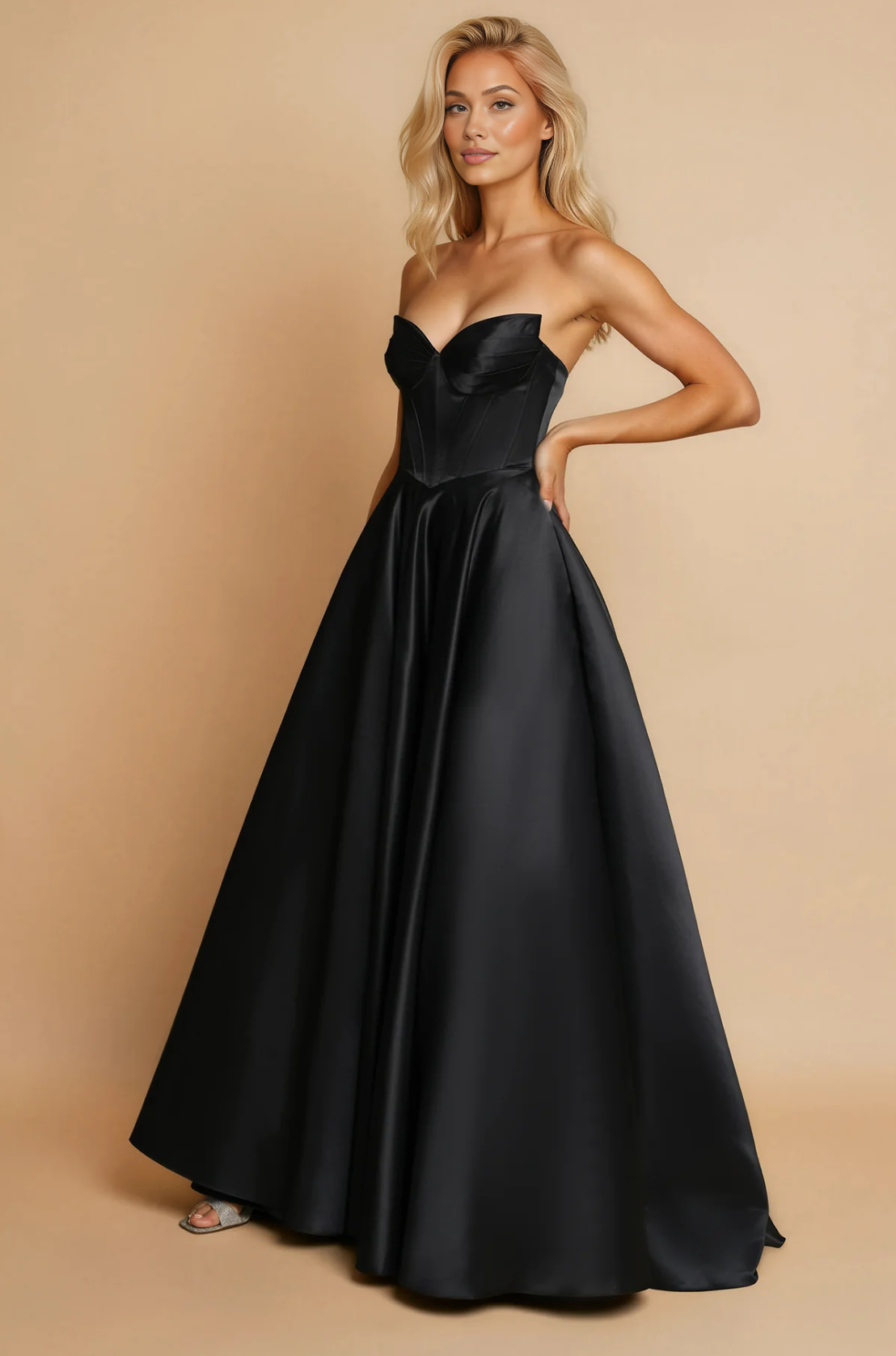 Elegante vestido de fiesta largo de raso con escote corazón, sin tirantes y con cordones en la espalda, tipo corsé