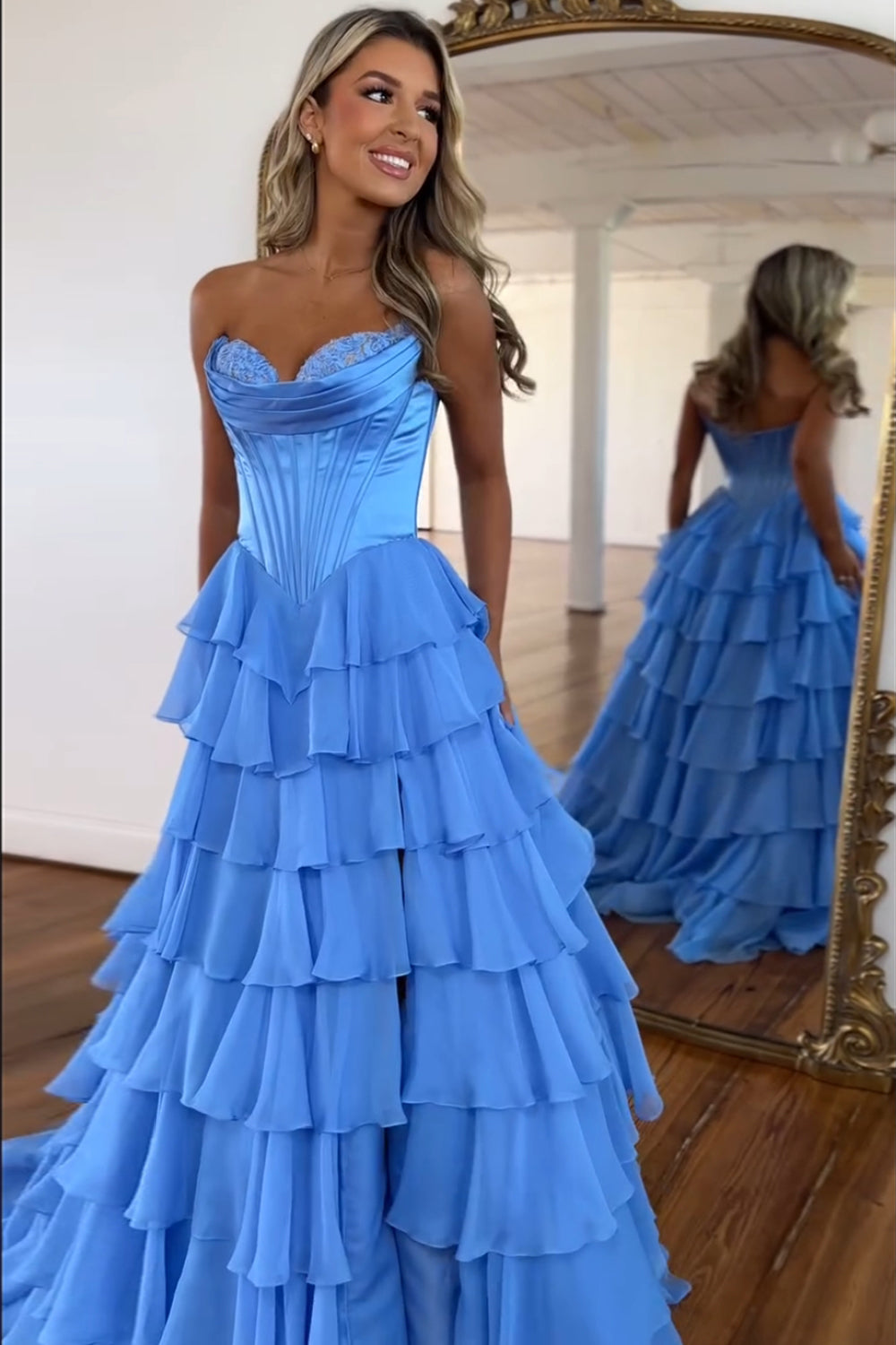 Vestido de gala de tul fruncido con corsé sin tirantes de corte A, con volantes en capas y abertura larga