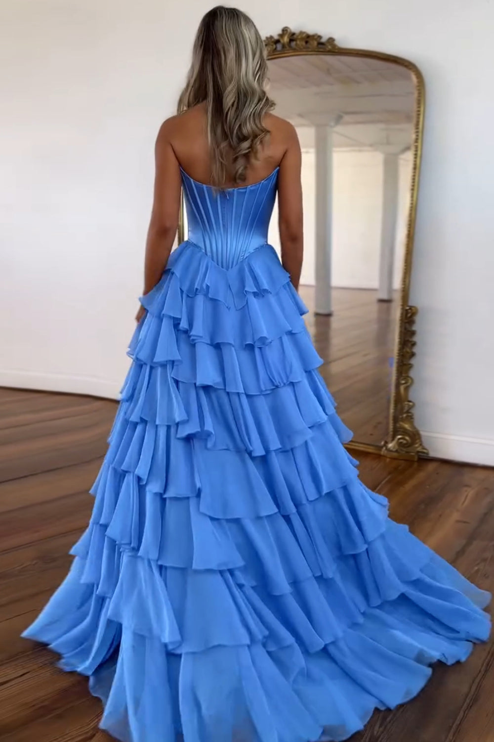 Vestido de gala de tul fruncido con corsé sin tirantes de corte A, con volantes en capas y abertura larga