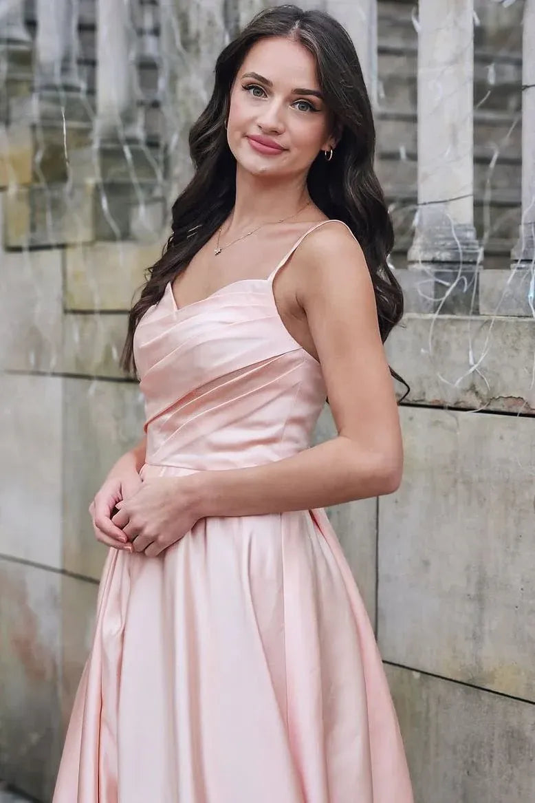 Vestido de fiesta de satén rosa rubor línea A con escote drapeado y tirantes finos