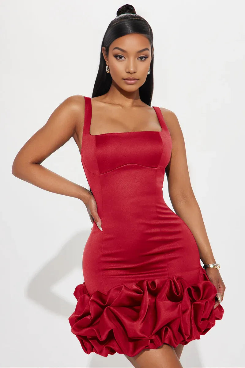 Vestido entallado de satén con cuello cuadrado, mini volantes en el bajo, para cóctel o fiesta de bienvenida