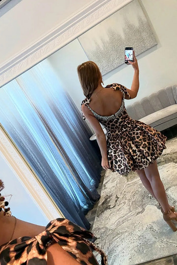 Vestido de Fiesta Mini Ajustado con Fruncido y Tirantes de Espagueti con Escote Pronunciado para Fiesta de Bienvenida