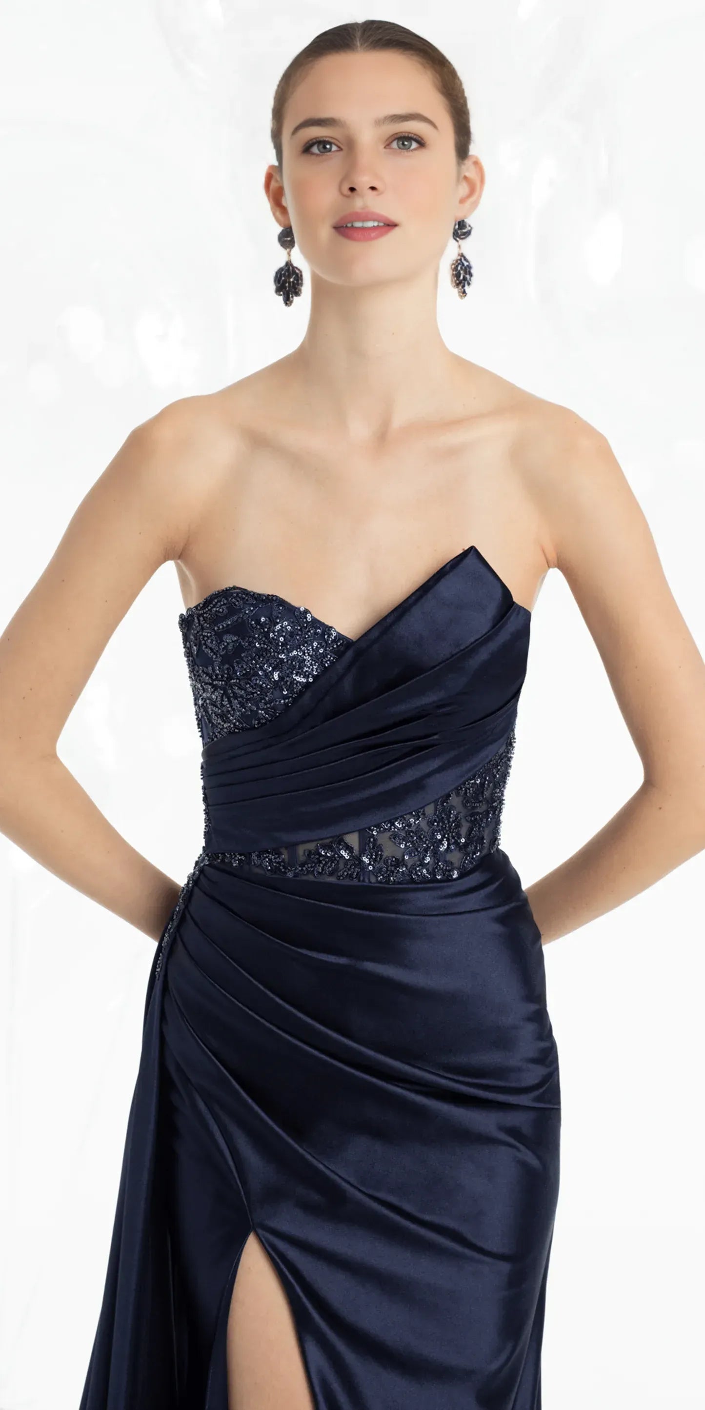 Glamuroso Vestido de Sirena con Escote Strapless, Espalda Transparente, Cola de Satén, Vestido de Noche Formal con Drapeado Lateral