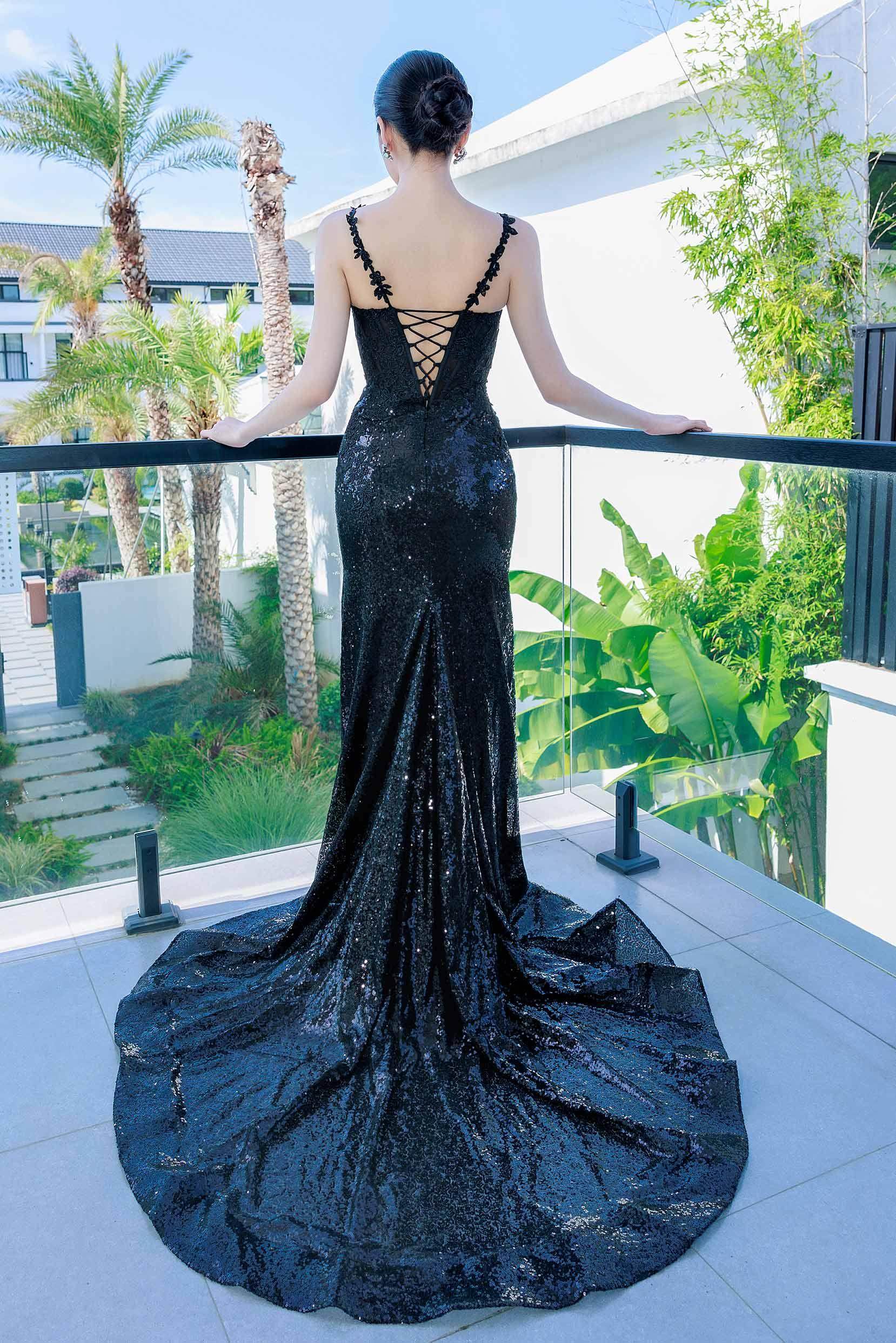 Sleek Mermaid V-Neck Spaghetti Strap Sequin Appliqué Chapel Train Evening Gown with Slit