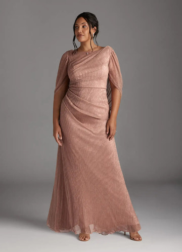 Elegante vestido de noche largo plisado con textura metálica, mangas tipo capa, para la madre de la novia