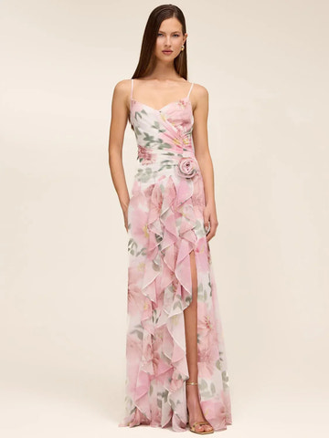 Elegante vestido de noche largo de gasa sin mangas con tirantes finos, estampado floral, volantes y abertura.