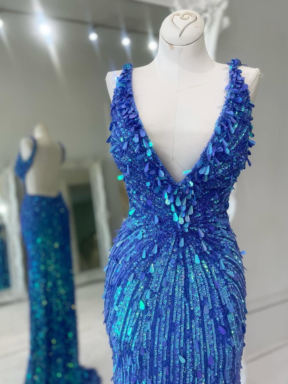Vestido de fiesta largo de sirena brillante con lentejuelas doradas, escote en V, espalda abierta y cola de barrido/cepillo con abertura