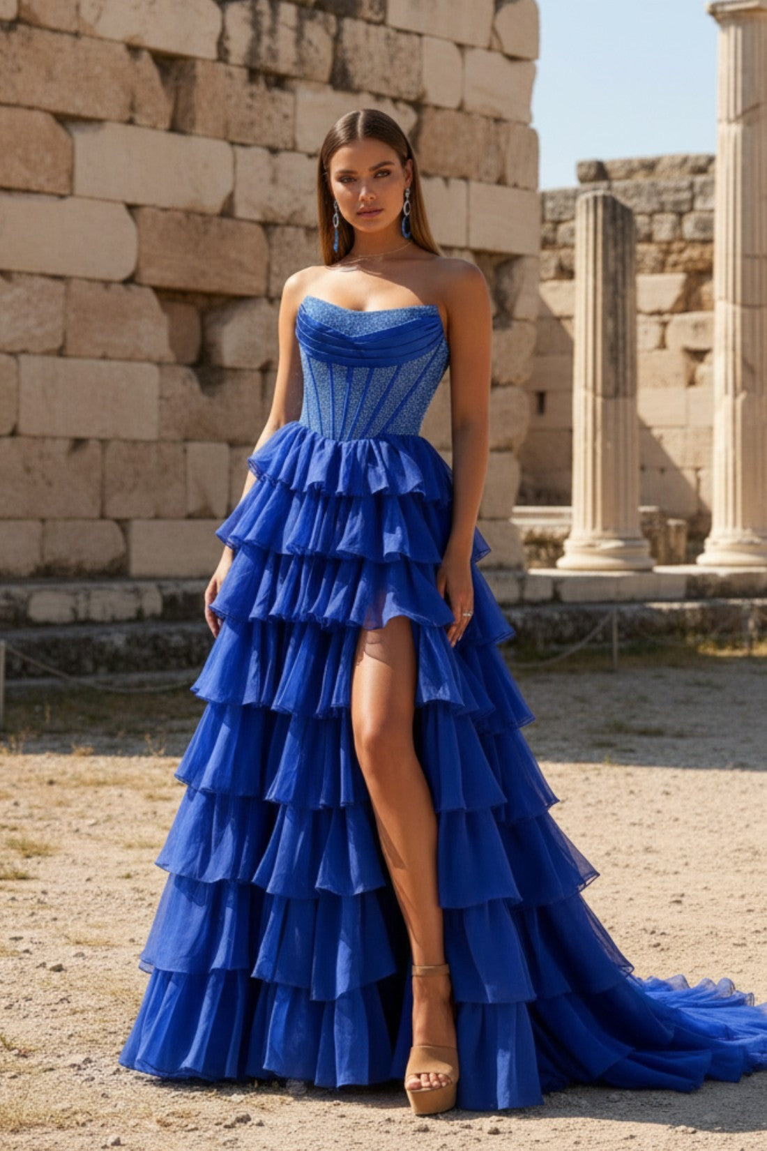 Vestido largo de fiesta sin tirantes con corsé en línea A, falda escalonada, pedrería, escote corazón y tul brillante