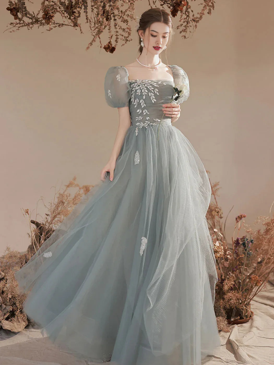 Vestido de fiesta maxi de tul con cuello cuadrado y línea A soñador con bordados
