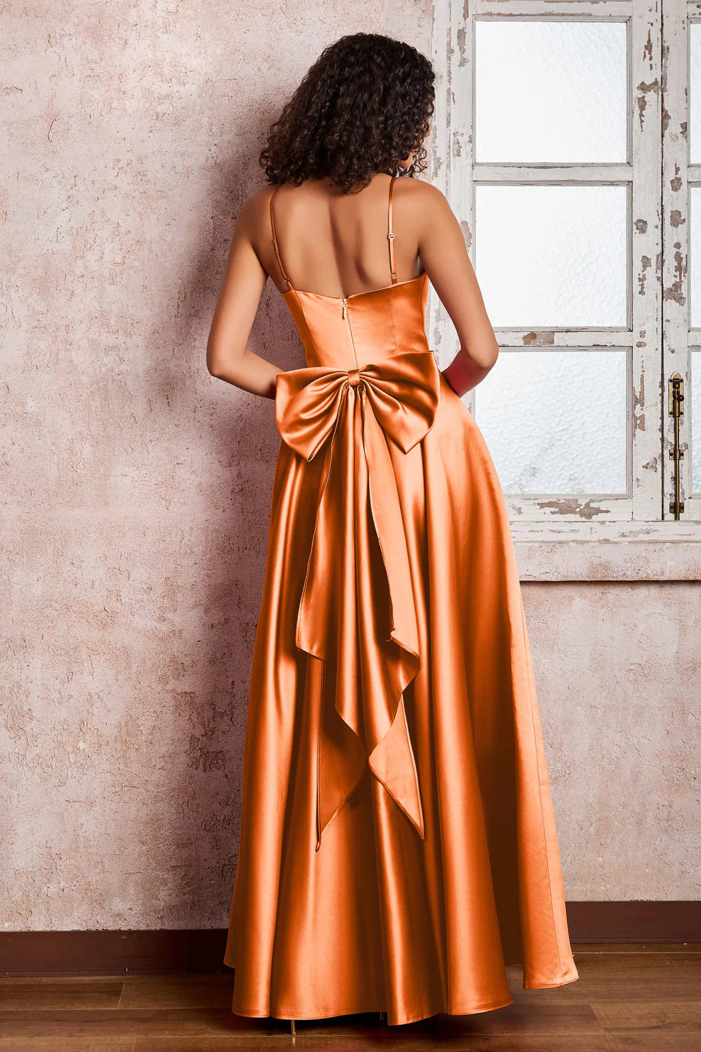 Elegante Vestido de Noche de Satén con Tirantes Finos y Corte en A, Largo hasta el Suelo, con Lazo en la Espalda para Fiesta de Graduación