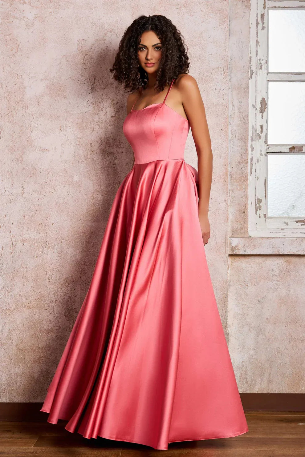 Elegante Vestido de Noche de Satén con Tirantes Finos y Corte en A, Largo hasta el Suelo, con Lazo en la Espalda para Fiesta de Graduación