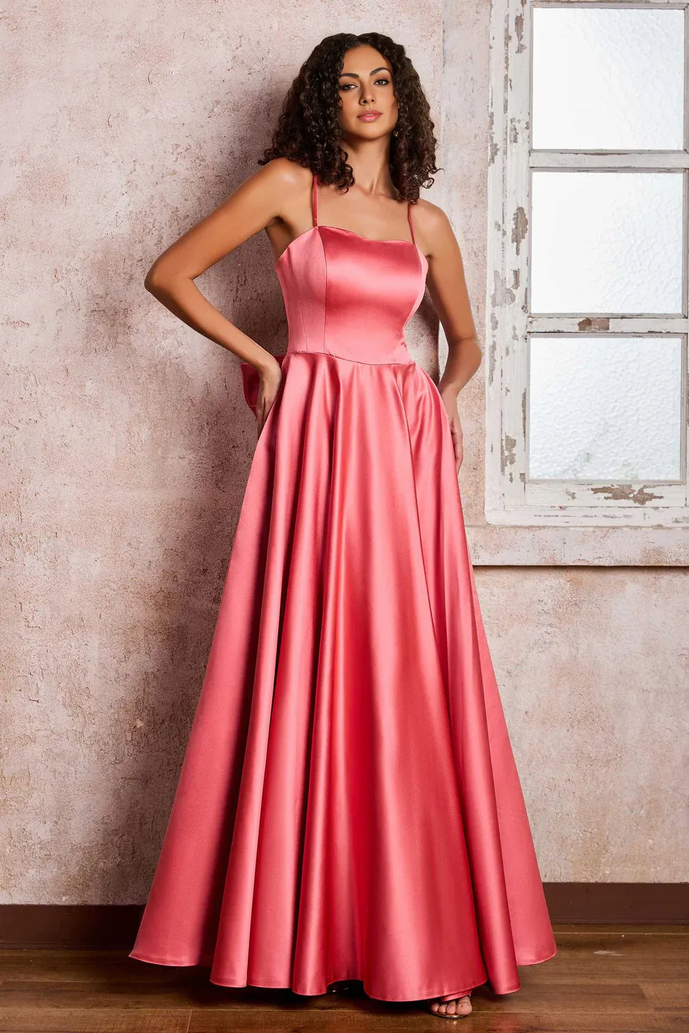 Elegante Vestido de Noche de Satén con Tirantes Finos y Corte en A, Largo hasta el Suelo, con Lazo en la Espalda para Fiesta de Graduación