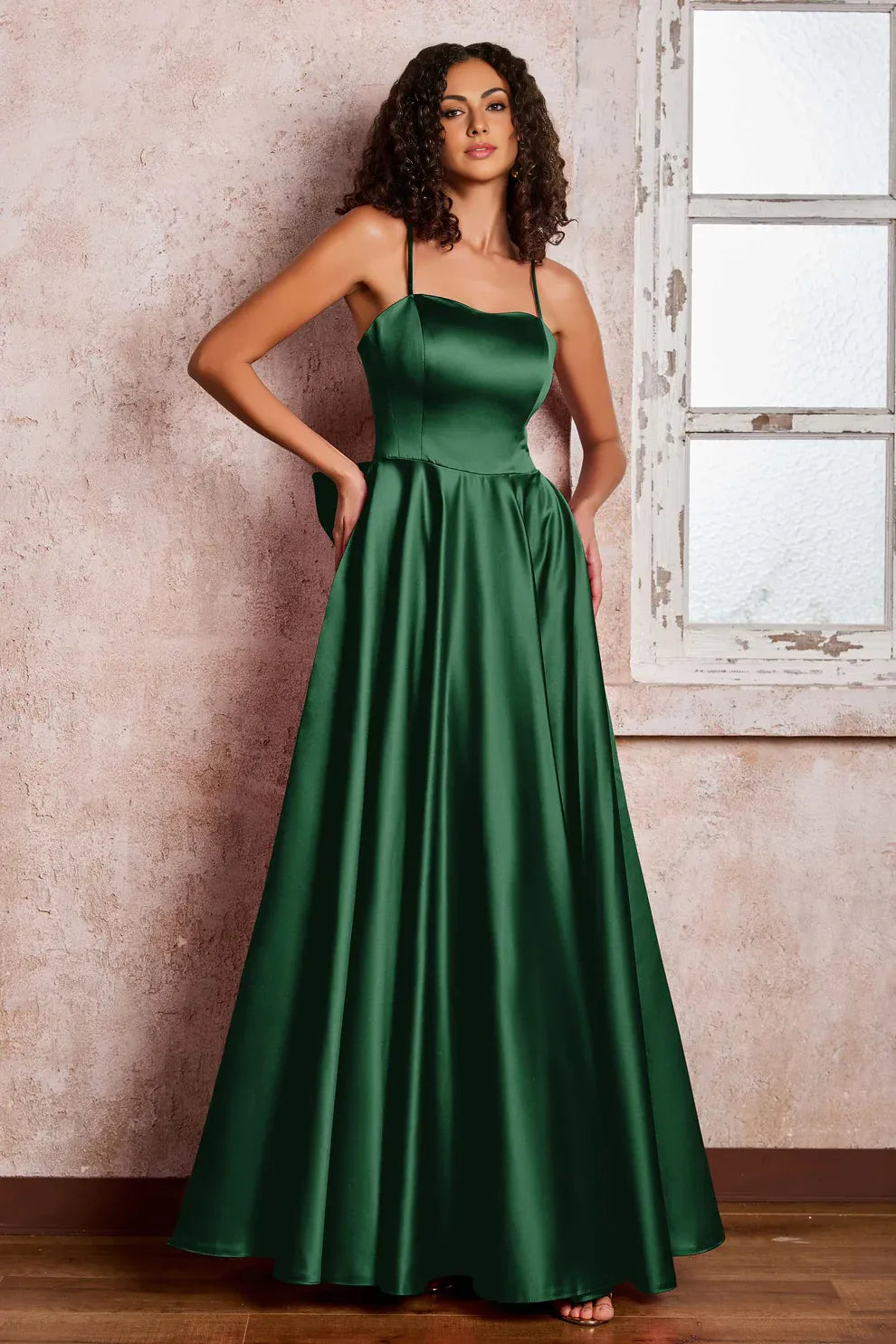 Elegante Vestido de Noche de Satén con Tirantes Finos y Corte en A, Largo hasta el Suelo, con Lazo en la Espalda para Fiesta de Graduación