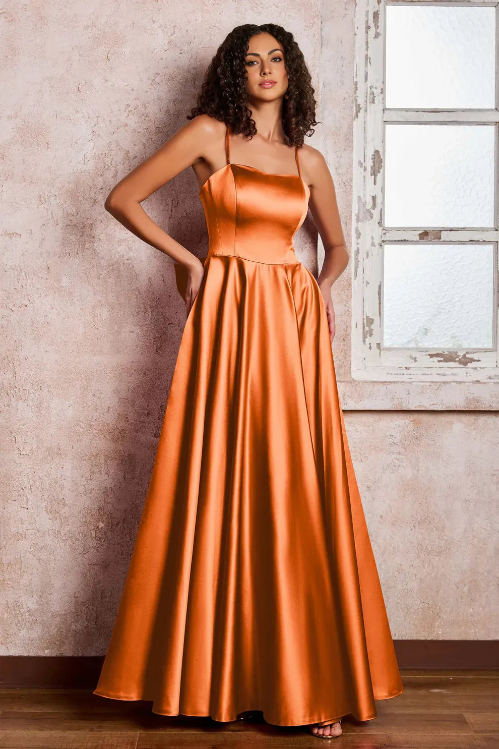 Elegante Vestido de Noche de Satén con Tirantes Finos y Corte en A, Largo hasta el Suelo, con Lazo en la Espalda para Fiesta de Graduación