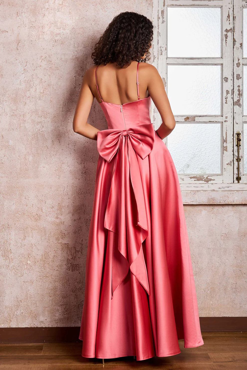 Elegante Vestido de Noche de Satén con Tirantes Finos y Corte en A, Largo hasta el Suelo, con Lazo en la Espalda para Fiesta de Graduación