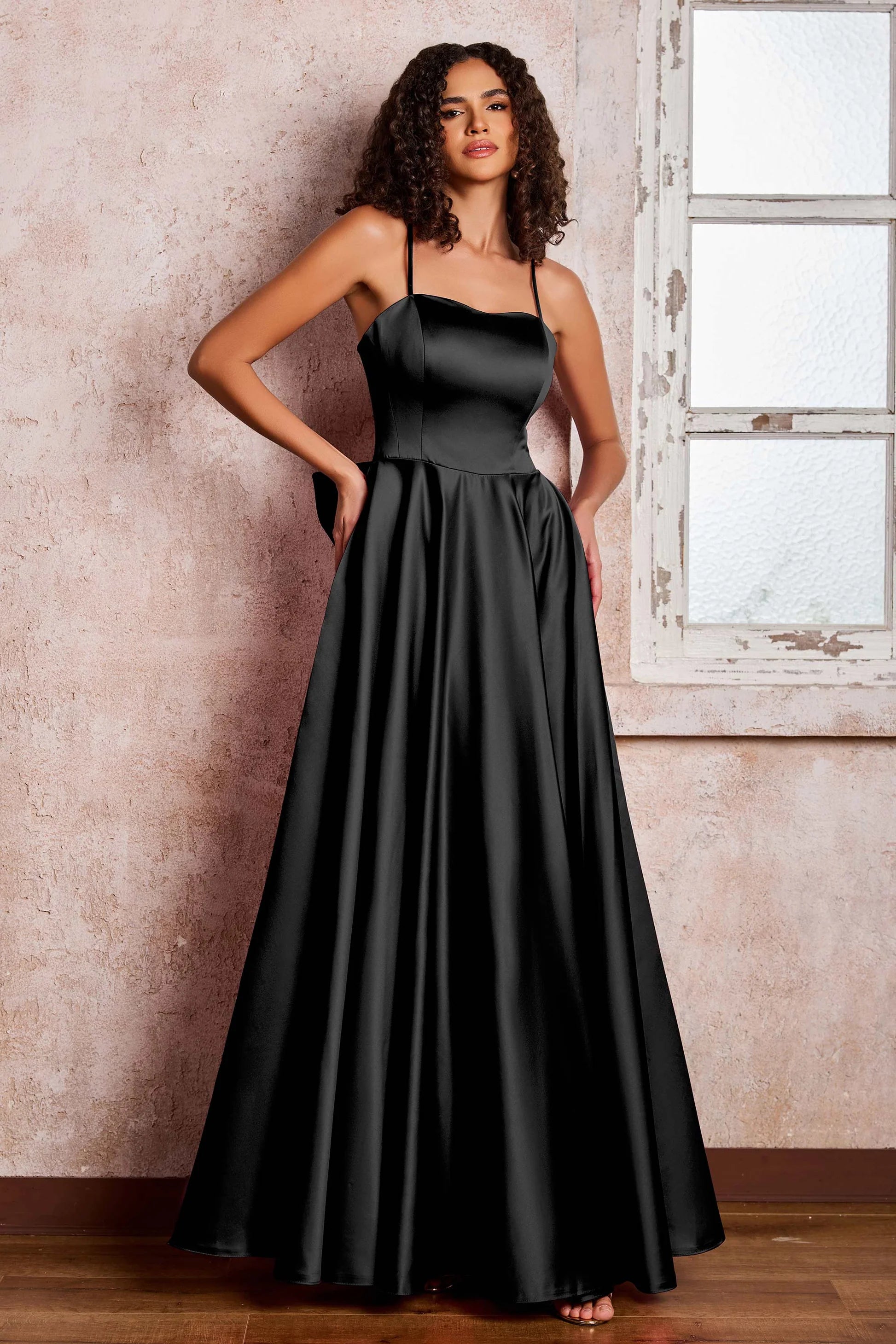 Elegante Vestido de Noche de Satén con Tirantes Finos y Corte en A, Largo hasta el Suelo, con Lazo en la Espalda para Fiesta de Graduación
