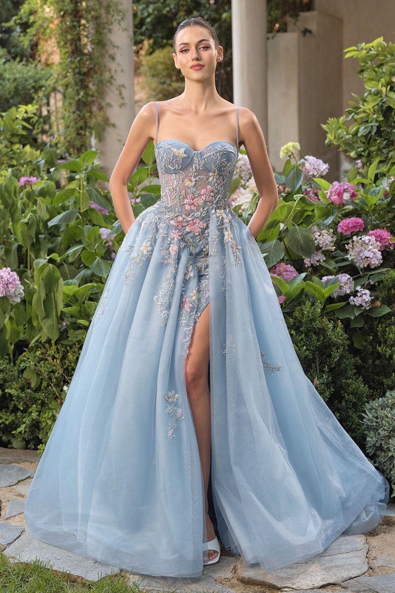 Elegante vestido de fiesta formal largo hasta el suelo de tul bordado con tirantes finos y corte en A