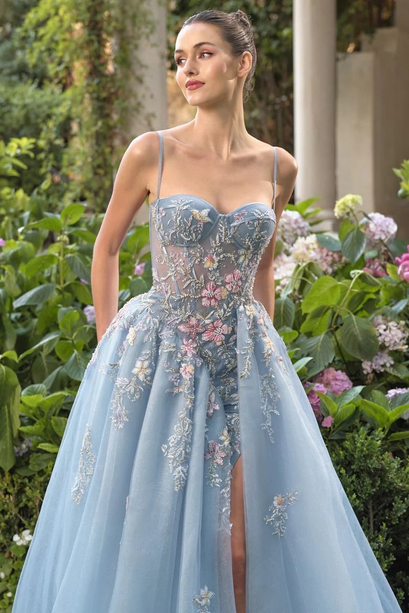 Elegante vestido de fiesta formal largo hasta el suelo de tul bordado con tirantes finos y corte en A