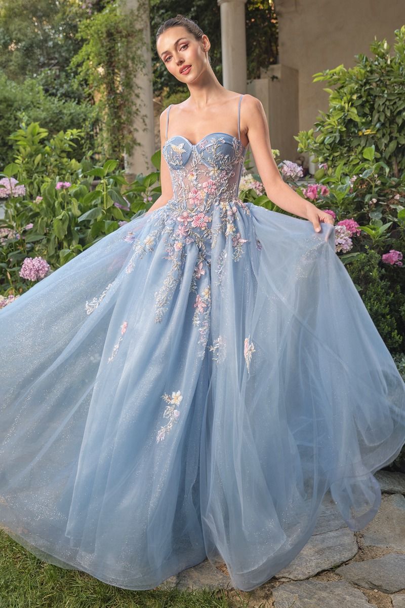 Elegante vestido de fiesta formal largo hasta el suelo de tul bordado con tirantes finos y corte en A