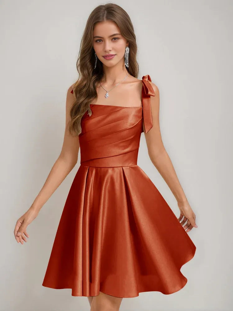 Vestido de Fiesta Mini Ajustado con Fruncido y Tirantes de Espagueti con Escote Pronunciado para Fiesta de Bienvenida