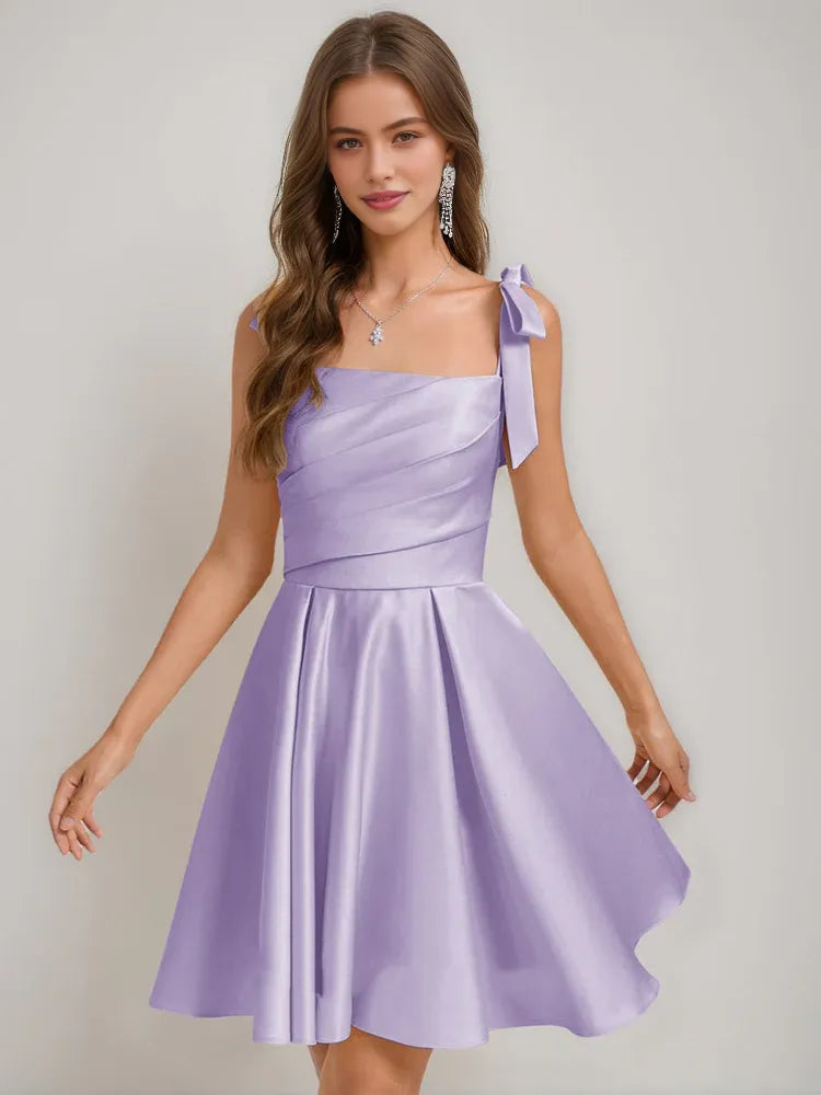 Vestido de Fiesta Mini Ajustado con Fruncido y Tirantes de Espagueti con Escote Pronunciado para Fiesta de Bienvenida