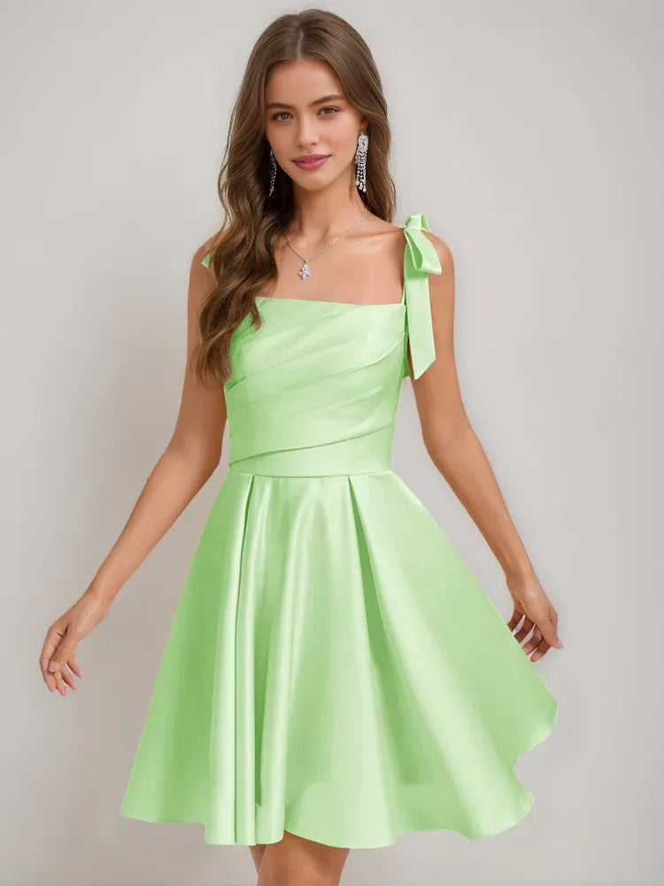 Vestido de Fiesta Mini Ajustado con Fruncido y Tirantes de Espagueti con Escote Pronunciado para Fiesta de Bienvenida