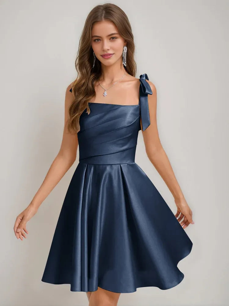 Vestido de Fiesta Mini Ajustado con Fruncido y Tirantes de Espagueti con Escote Pronunciado para Fiesta de Bienvenida