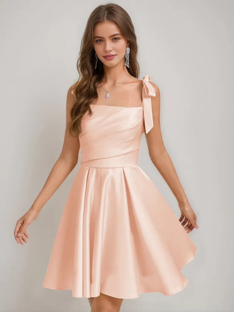 Vestido de Fiesta Mini Ajustado con Fruncido y Tirantes de Espagueti con Escote Pronunciado para Fiesta de Bienvenida