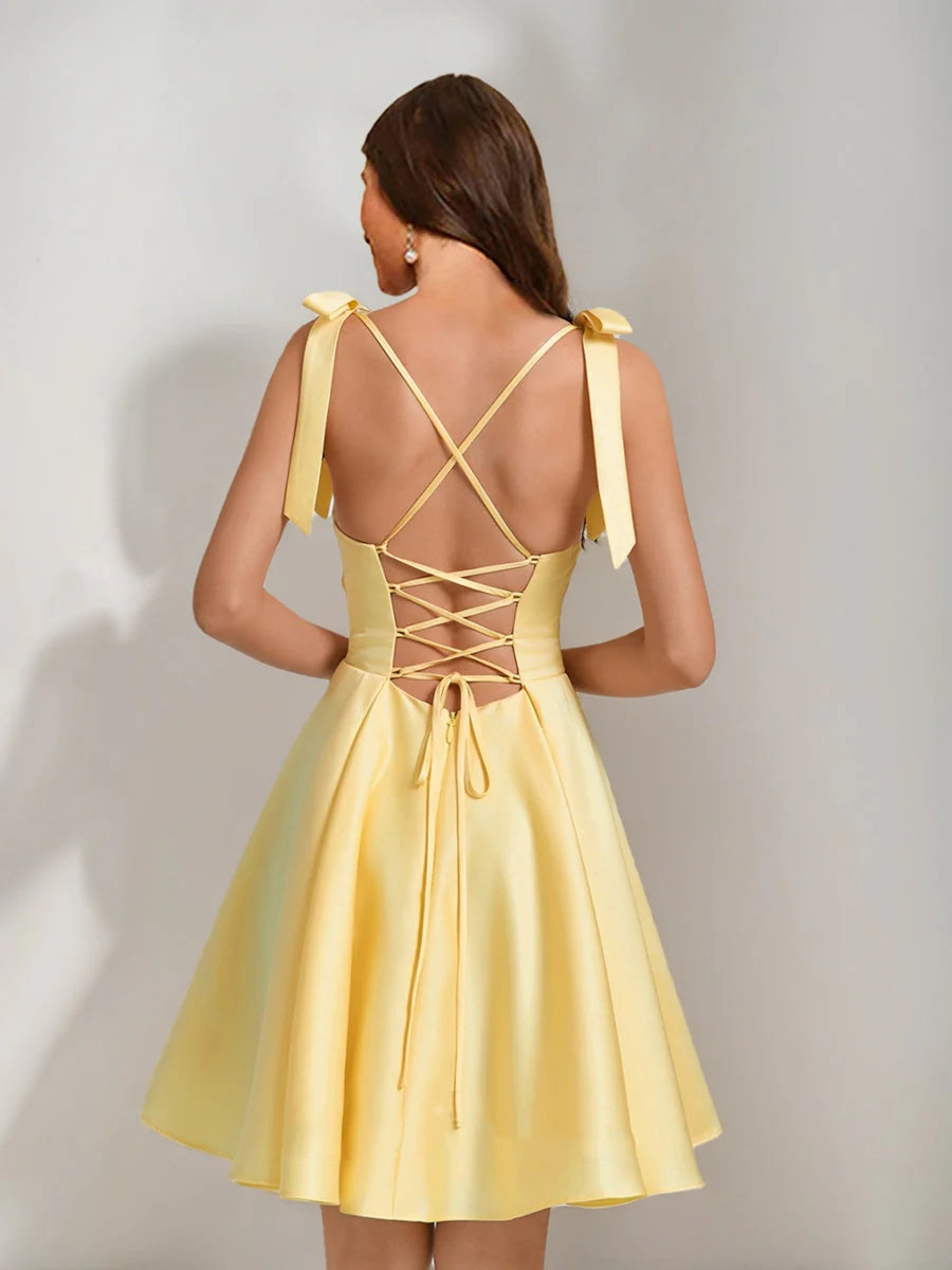 Vestido de Fiesta Mini Ajustado con Fruncido y Tirantes de Espagueti con Escote Pronunciado para Fiesta de Bienvenida