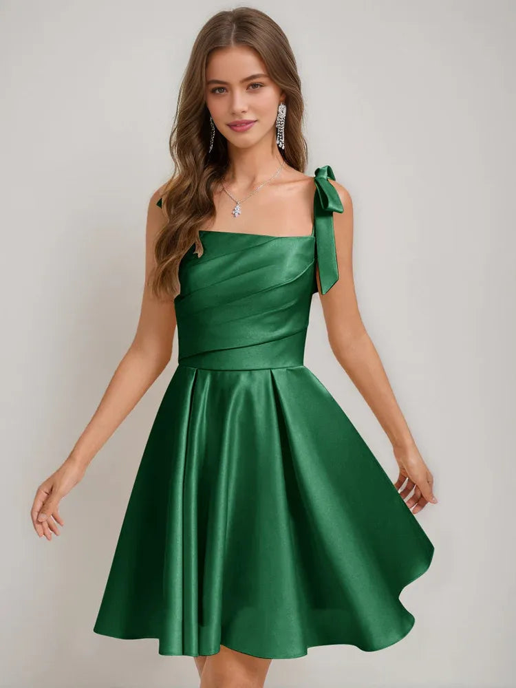Vestido de Fiesta Mini Ajustado con Fruncido y Tirantes de Espagueti con Escote Pronunciado para Fiesta de Bienvenida