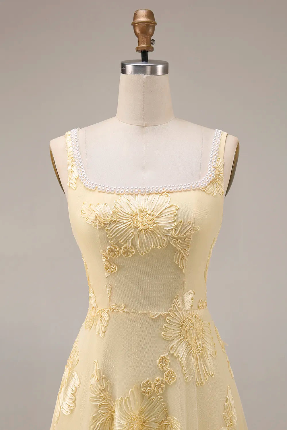 Elegante Vestido de Fiesta Largo de Tul con Cuello Cuadrado, Línea A y Apliques Florales de Cuentas