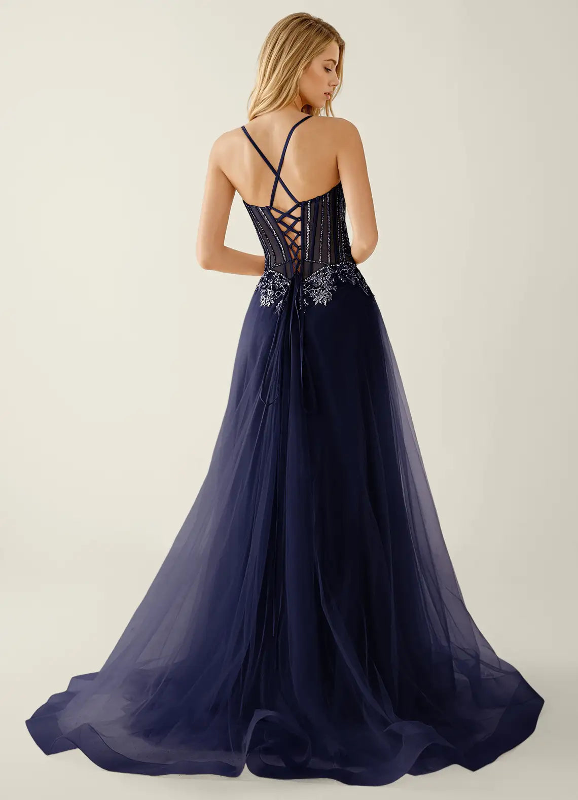 Elegante vestido de noche de tul con pedrería, escote corazón, corte en A, espalda tipo corsé y abertura para fiesta de graduación