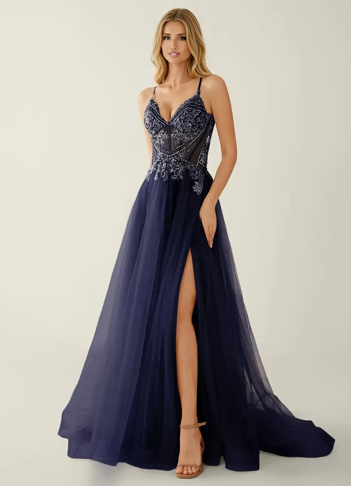 Elegante vestido de noche de tul con pedrería, escote corazón, corte en A, espalda tipo corsé y abertura para fiesta de graduación