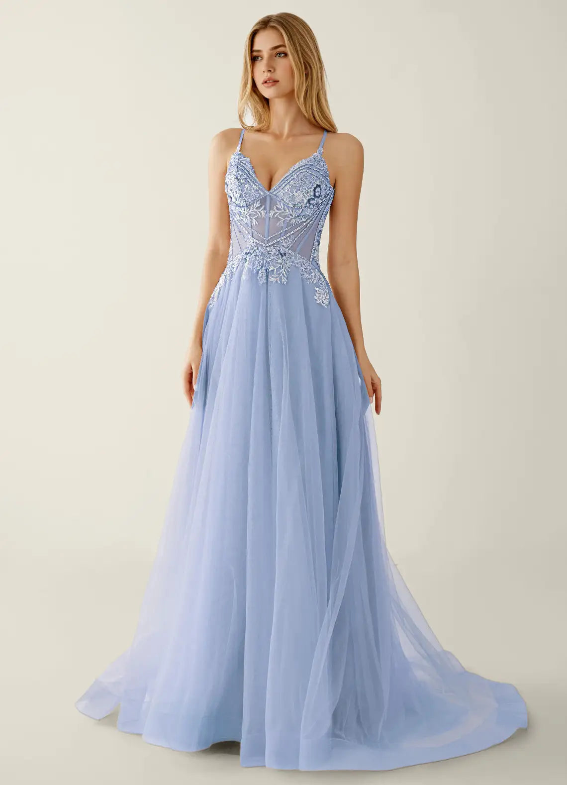 Elegante vestido de noche de tul con pedrería, escote corazón, corte en A, espalda tipo corsé y abertura para fiesta de graduación