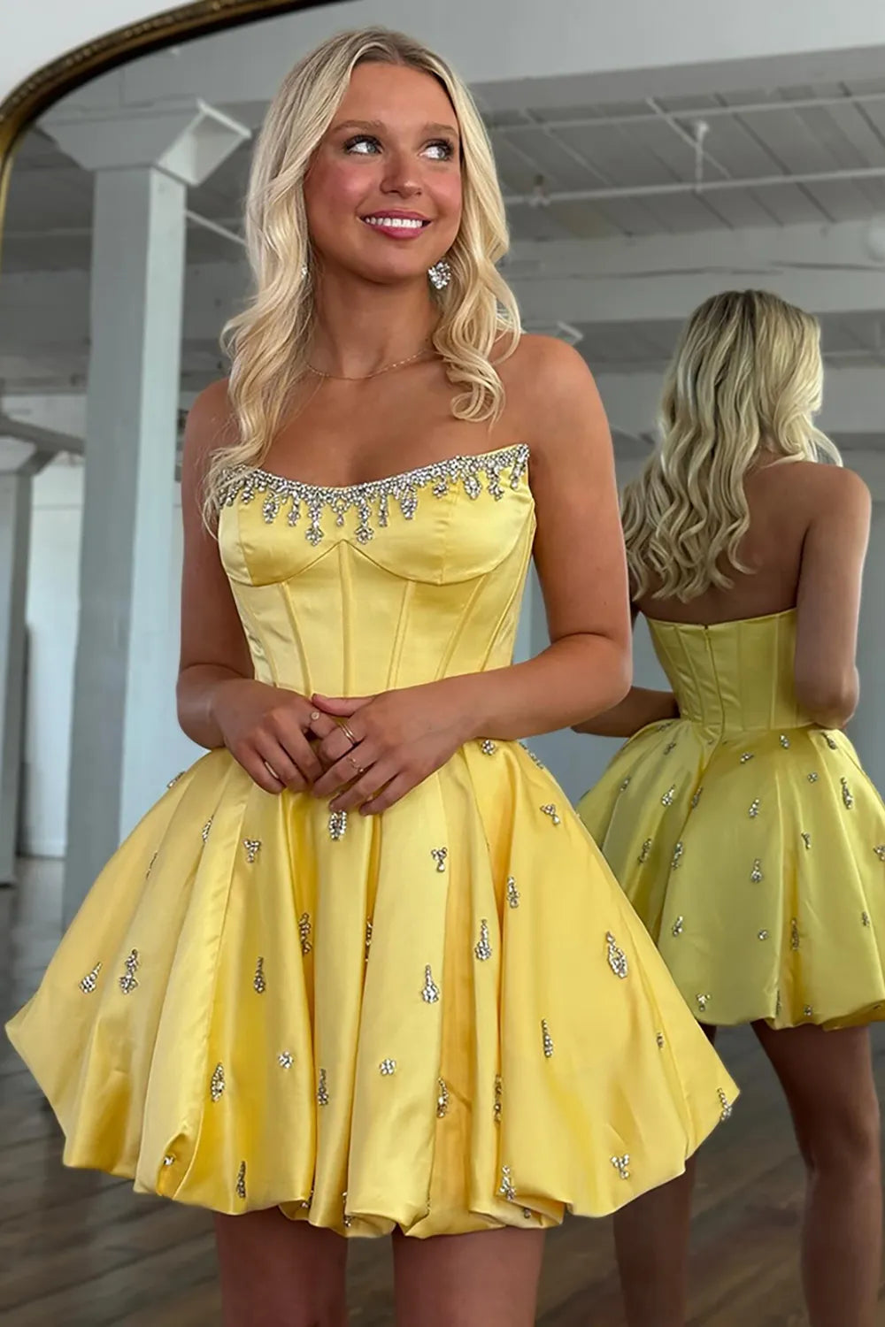 Vestido de Fiesta Mini Ajustado con Fruncido y Tirantes de Espagueti con Escote Pronunciado para Fiesta de Bienvenida