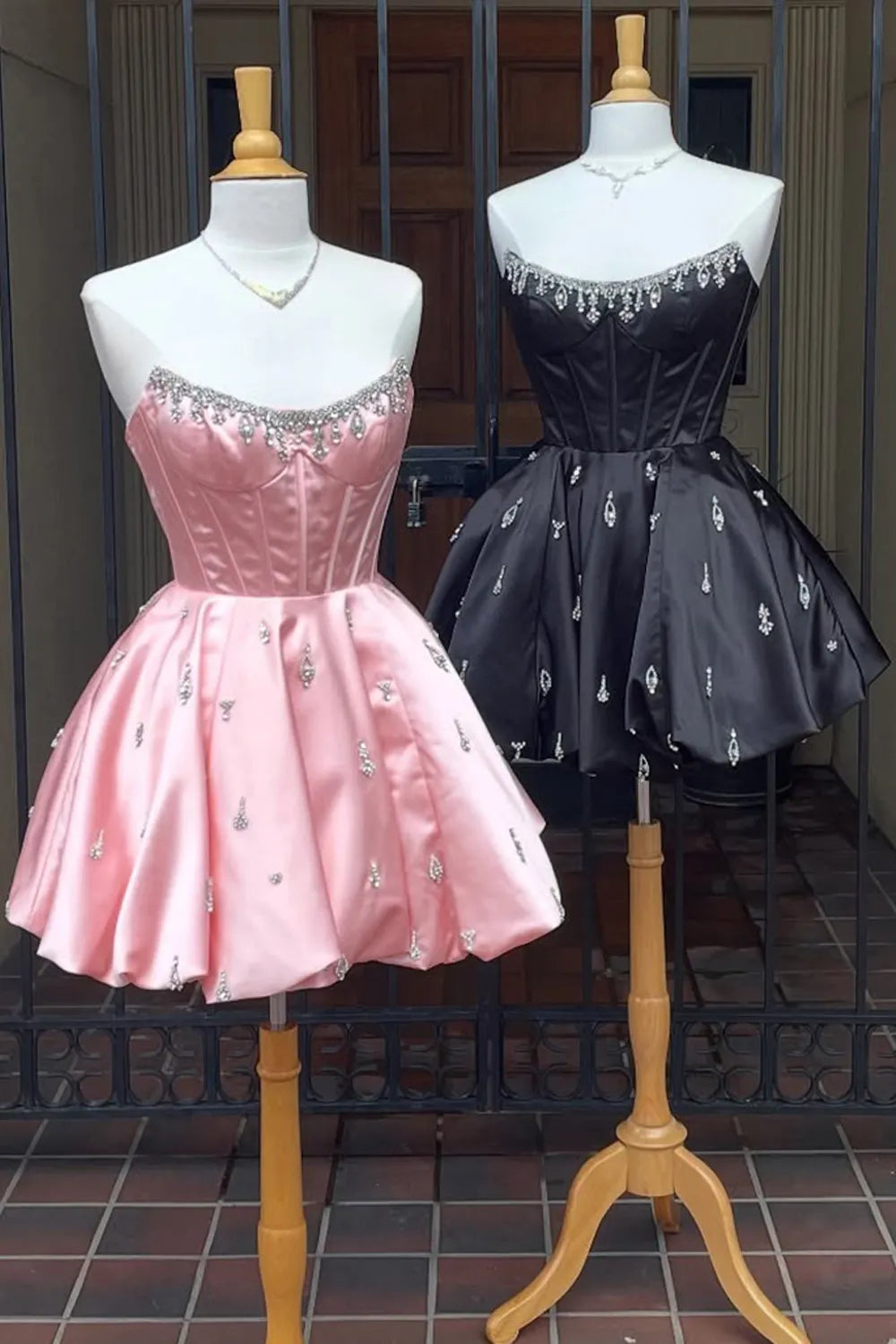 Vestido de Fiesta Mini Ajustado con Fruncido y Tirantes de Espagueti con Escote Pronunciado para Fiesta de Bienvenida