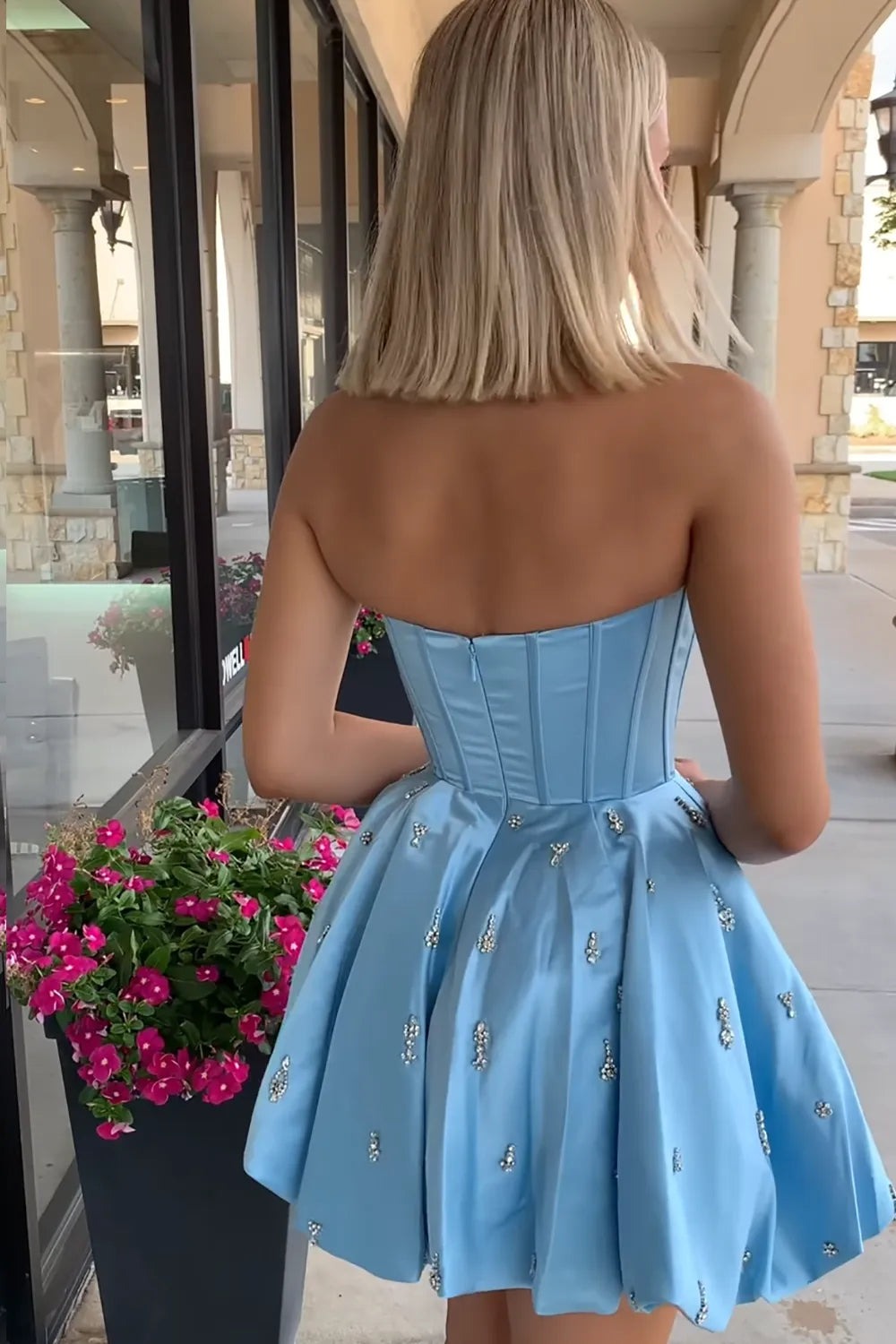 Vestido de Fiesta Mini Ajustado con Fruncido y Tirantes de Espagueti con Escote Pronunciado para Fiesta de Bienvenida