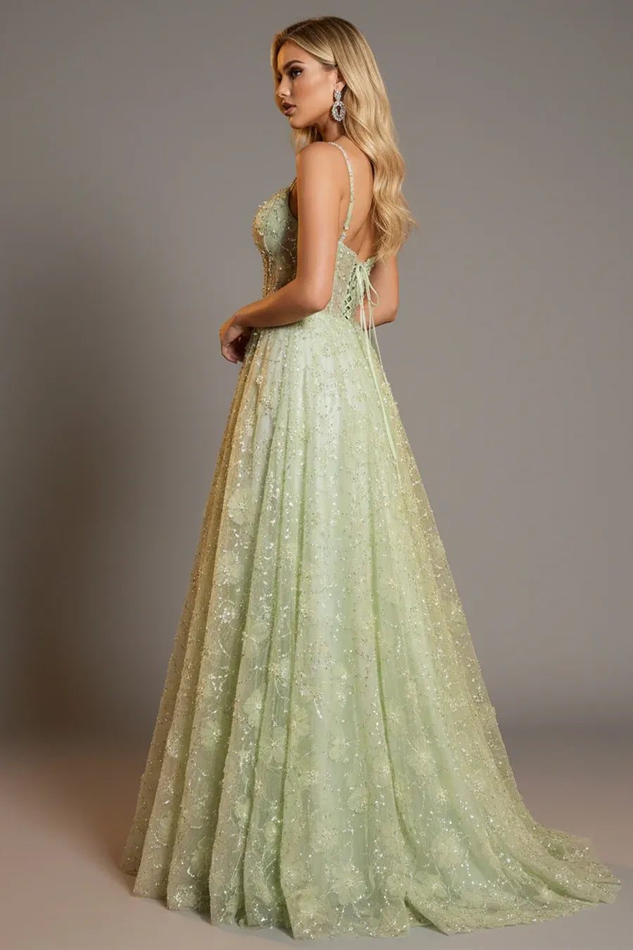 Elegante vestido de noche largo de tul con escote corazón, bordado floral, corsé y cuentas.