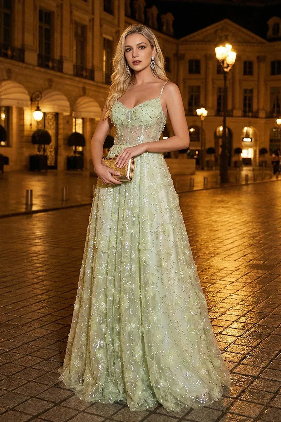 Elegante vestido de noche largo de tul con escote corazón, bordado floral, corsé y cuentas.