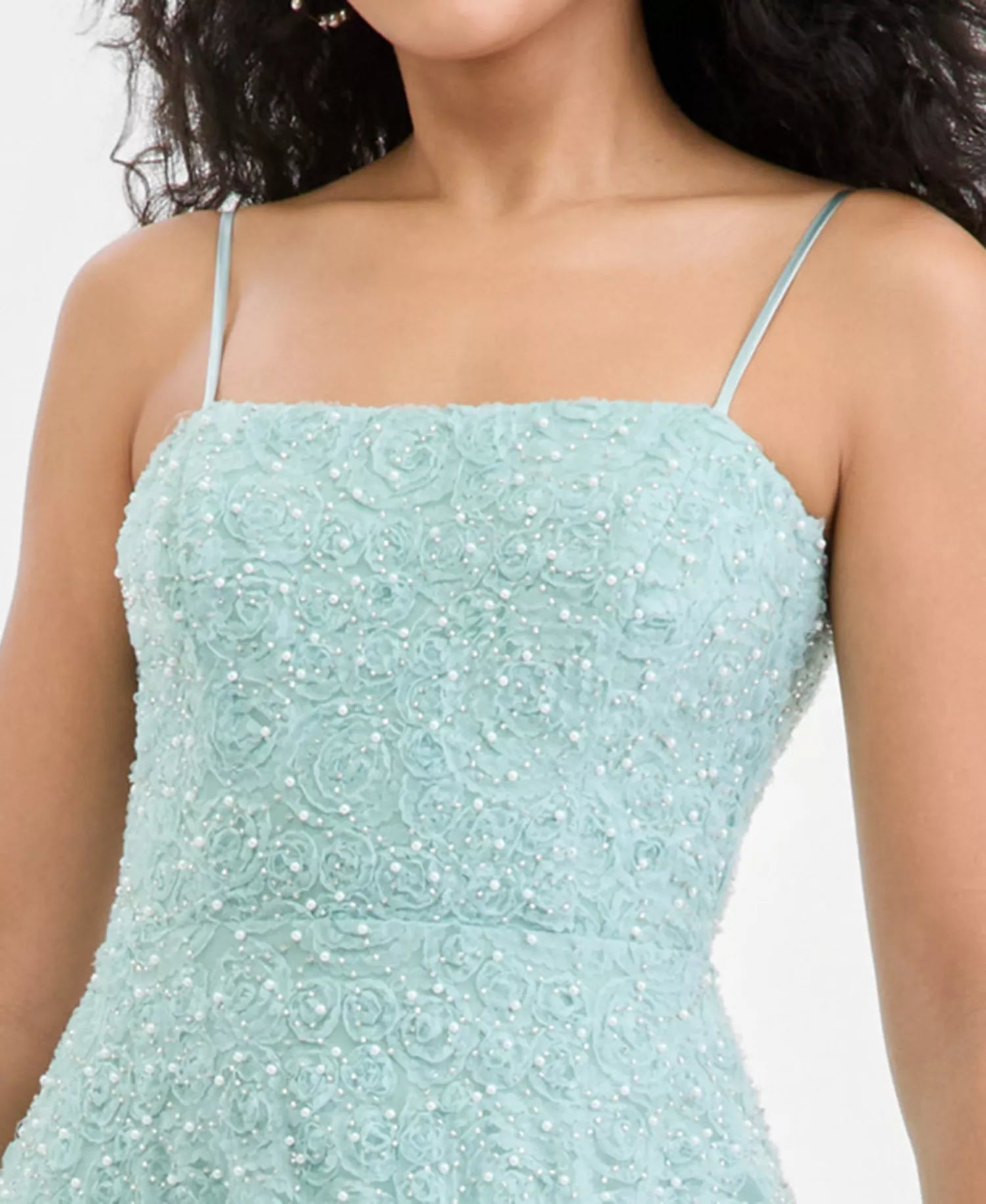 Elegante vestido de fiesta largo formal con tirantes finos, línea A, abalorios soutache y cordones en la espalda.
